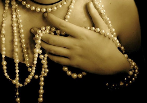 Comment porter un collier de perles noires ?