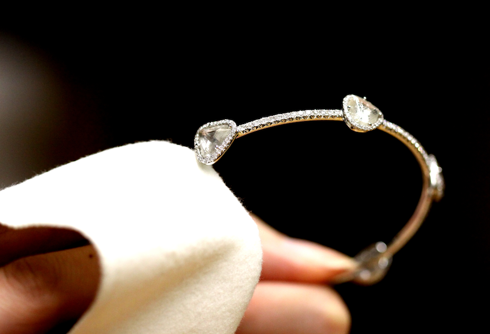 9 erreurs à éviter pour nettoyer vos bijoux en or et diamant - Rigal