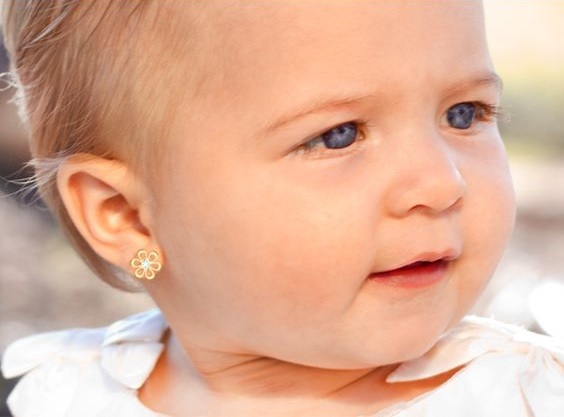 Quand quel age percer, mettre boucles d'oreilles bébé ?